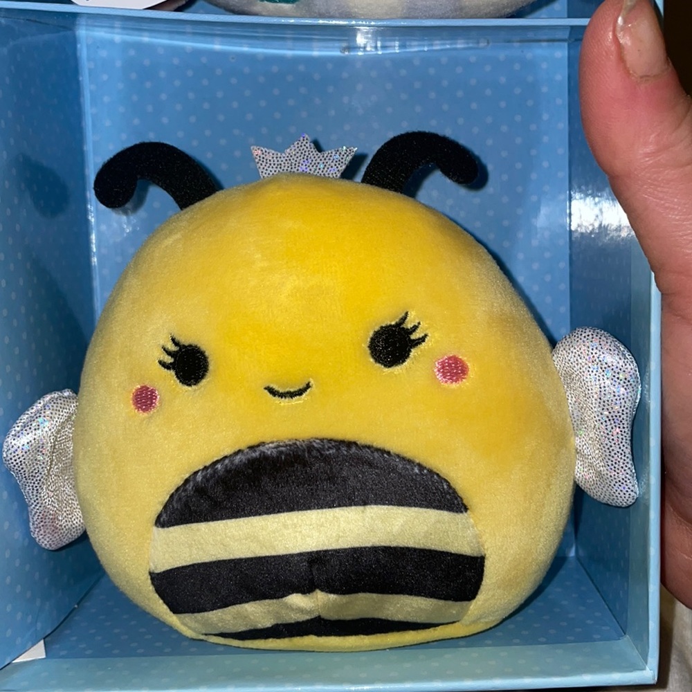Sunny the QUEEN bee 4.5” Squishmallow